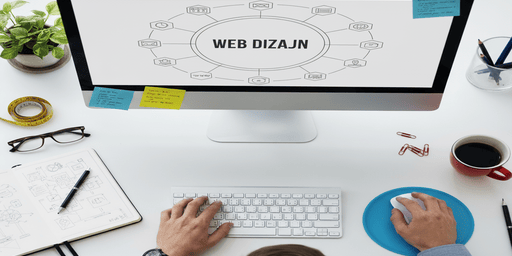 web-dizajn-radno-mjesto-mini Osoba leđima okrenuta sjedi za stolom u svijetlom i modernom uredu. Veliki monitor ispred nje prikazuje istaknuti natpis 'WEB DIZAJN'.