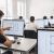 Polaznici AutoCAD tečaja rade na tlocrtima uz mentorstvo predavača u učionici s računalima